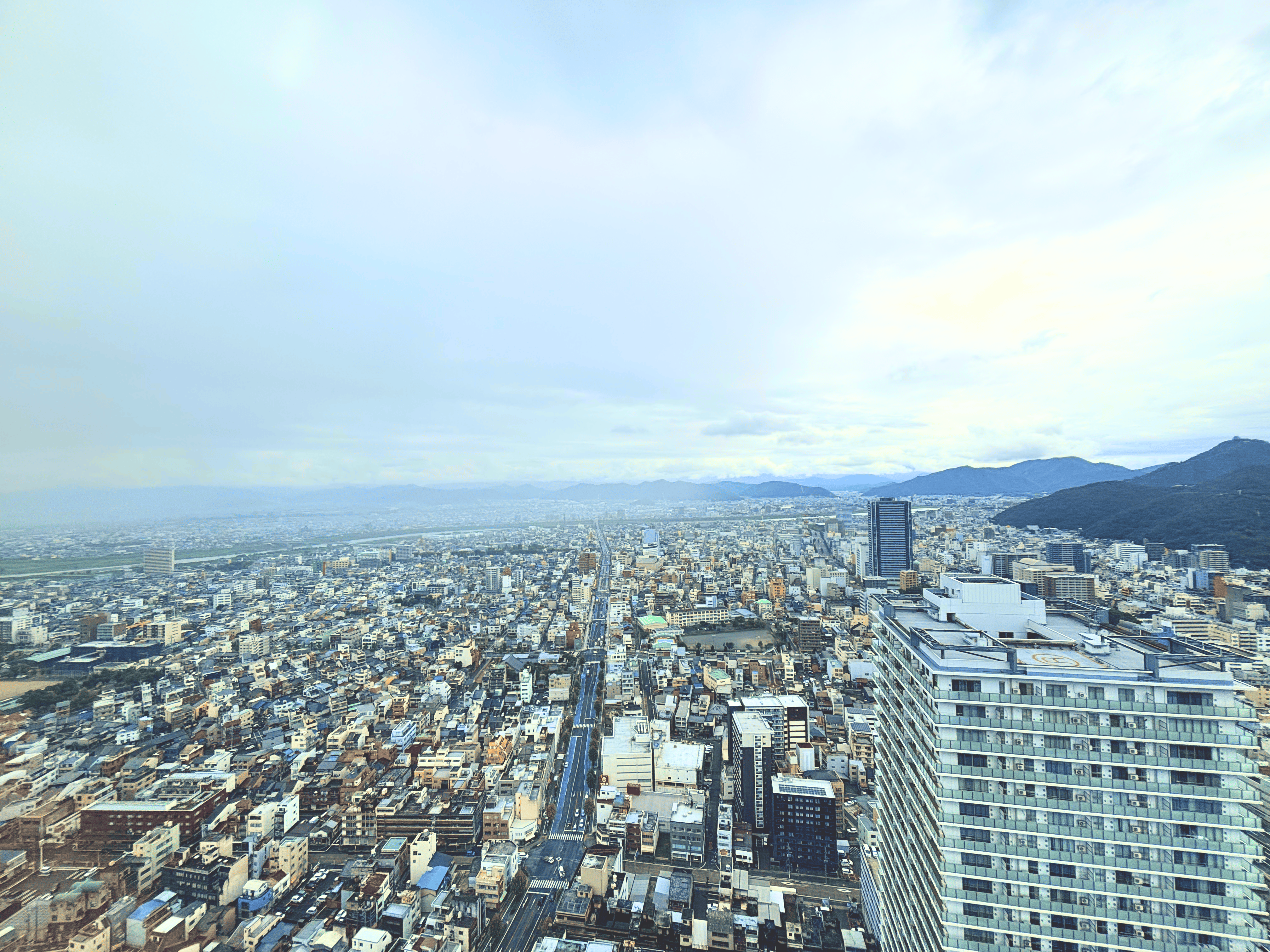 東海地域の市街地と山並みを見渡した風景